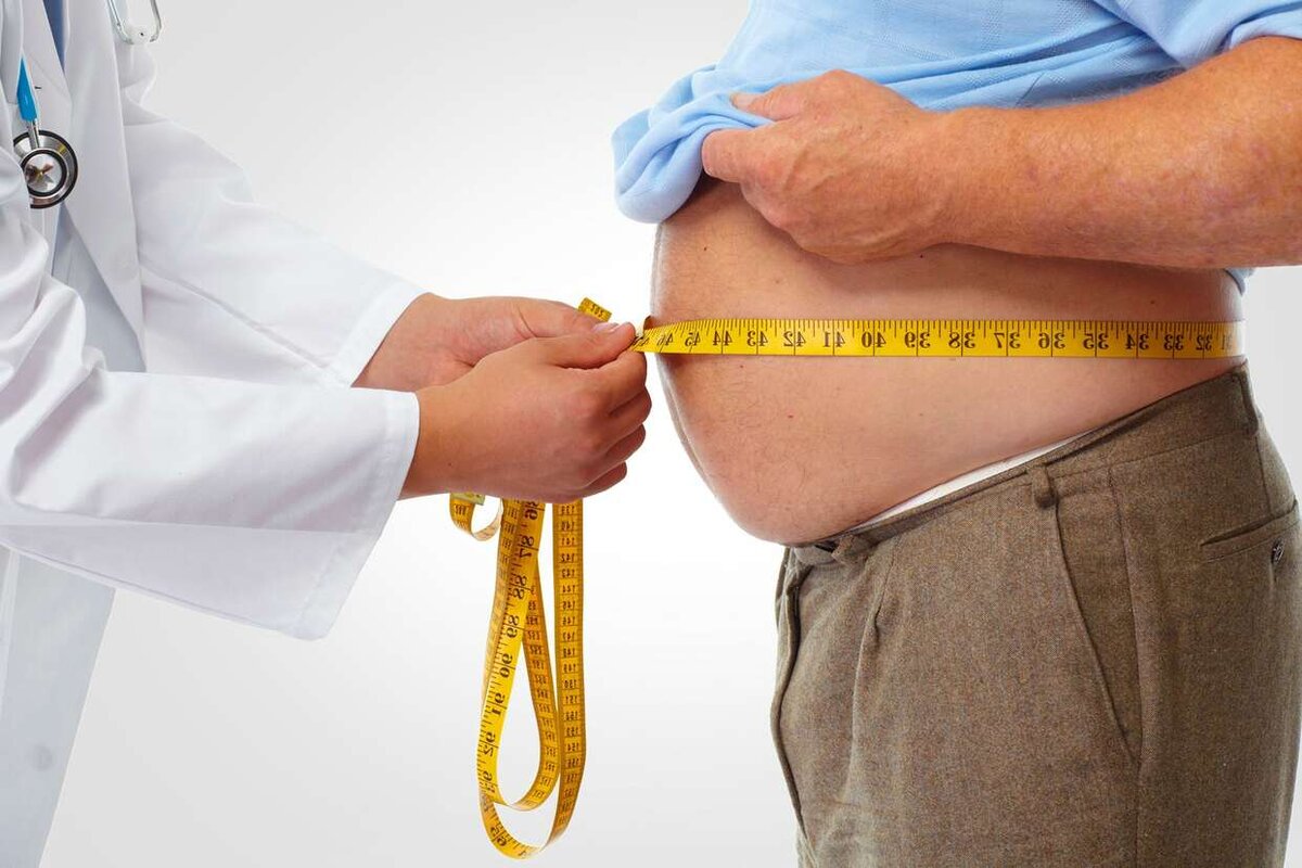 Я смотрю на этих пузатых мужчин и у меня возникает вопрос. 

Когда они смотрятся в зеркало о чем они думают? 

Что иметь пузо солидно?

Однажды я не выдержала и спросила мужчину с пузом: « Ты считаешь, что это нормально? 🫃»

Он ответил мне: « Я делал УЗИ, и по узи у меня всё ОК » 😳

Талия, первый показатель здоровья. 

И к сожалению УЗИ очень субъективный метод❗️Мало увидеть картинку, её еще надо правильно интерпретировать. 

Если вы видеть, что у вас огромное пузо и верите узисту- это отрицание происходящего. 

Такое можно наблюдать, например, когда мы получаем сообщение о смерти близкого человека. 

Все мы относимся к этому по разному.

Тоже самое происходит и с лишним весом. 

Читаю в соцсетях: спорт-комментатор умер в 52 года.

Неужели ему никто не говорил, что необходимо снизить вес? 

Я с ужасом наблюдаю, как толстый диджей в ночном клубе скачет по сцене,  знает ли он, что такое количество жира на его теле медленно убивает его? 

Зато он веселый 😭

Психика через отрицание блокирует информацию, растягивает её восприятие на длительный период, чтобы изолироваться от ПРАВДЫ.

Ведь тогда придется худеть. 

Переубедить его не получится, ему так проще жить. 

Это качается и девчонок. Вы прибавили 5, 10, 20  кг и на что надеетесь? Что легко похудеете на гавно-марафончике за 499₽ ? 

А потом, чтобы родить вы будете делать ЭКО?  
Каждый восьмой человек сейчас рожден из пробирки, и это не про технологии ( да , технологии это,конечно, круто) 

Это про то, как гавно-питание и восполнение приводит к бесплодию. 

Муж прекрасно видит, что жена прилично набрала. Но поддерживает её отрицание.
 
А сейчас женщины, посмотрите на своих мужей. 
Думаете ли вы о том, что риск преждевременной смерти у мужа с 🫃 возрастает на 26 %? 

Но я наблюдаю полнейшее отрицание, женщины попросту не верят мне и отказываются даже слушать. 

Нет, этого не может быть, ты врёшь, Аня, ты что-то напутала, это полнейшая чушь!!!!!!

Или вы думаете о том, что любите его таким, какой он есть и не важно сколько лет он проживет? 

Он у меня просто жирдяй 🤷🏽‍♀️

А у тебя и такого нет 😂

Плохая новость в том, что однажды возникшее воспаление может сохраняться незамеченным в течение многих лет или даже десятилетий, распространяя гибель клеток по всему телу.

Инфламейджинг - понятие, созданное из двух английских слов, означающих inflammation - «воспаление», и aging - «старение», им обозначают наличие вялотекущего воспаления в стареющем организме.

Хроническое вялотекущее воспаление является причиной множества заболеваний, среди них сердечно-сосудистые патологии, онкология, сахарный диабет, болезни мозга, включая болезнь Альцгеймера, почечная недостаточность, хронические заболевания нижних дыхательных путей.

Факторы, способствующие хроническому воспалению:
🔻Митохондриальная дисфункция

Результаты недавних исследований говорят о том, что митохондриальная дисфункция играет важную роль в патогенезе диабета второго типа, при котором существуют проблемы как в плане выработки инсулина, так и его нормального использования (вследствие нарушения восприимчивости клеток и тканей к инсулину), причем нарушение нормальной работы митохондрий фиксируется уже на ранних этапах заболевания 😱

🔻Конечные продукты гликирования, которые образуются из-за повышенного уровня сахара в крови
🔻Кристаллы мочевой кислоты
🔻Окисленные липопротеины (ЛПНП)
🔻Факторы риска, связанные с хроническим воспалением, такие как высокий индекс массы тела, старение, высокое потребление сахара.

Анализы крови, которые помогут обнаружить хроническое воспаление:
✔️Высокочувствительный С-реактивный белок (СРБ)
✔️Фибриноген
✔️Гомоцистеин 
✔️Ферритин 
✔️Фактор некроза опухоли-альфа (ФНО-альфа)
✔️Интерлейкин-1 бета (ИЛ-13)
✔️Интерлейкин-6 (ИЛ-6), Интерлейкин-8 (ИЛ-8)

Висцеральные жировые клетки могут продуцировать в три раза больше ИЛ-6, чем жировые клетки в других местах.

Мы с вами должны понимать, что воспаление - это всегда окислительный стресс (ОС), избыток свободных радикалов (активных форм кислорода). И их преобладание над антиоксидантами (поглотители свободных форм кислорода). 

❗️❗️❗️Необходимо снизить  избыточную жировую массу тела, т.к жировая ткань - сама по себе токсин и продуцирует огромное количество воспалительных молекул (СРБ, ИЛ-1, ИЛ-6, ФНО-альфа и тд).

Но что если этот парень диджей, комментатор или большая девочка, просто не знают, как похудеть? 

Углеводы вызывают зависимость.

Чем «проще» углеводы, которые вы съели, тем быстрее поднимется глюкоза в крови, а за ней и инсулин. 

Инсулин «растолкает» глюкозу по периферии, но может переусердствовать, и она снизится ниже физиологической нормы. 

Отсюда возникает сильный голод — организму надо во что бы то ни стало восстановить уровень глюкозы, а значит, он начинает требовать быструю энергию, чтобы поскорее ее восполнить, а самая быстрая энергия — это углеводы. 

Это и есть гипогликемия. 

Именно она провоцирует тот самый сильный и «злой» голод, слабость, неспособность сосредоточиться и желание съесть что-нибудь сладкое буквально через 2–3 часа после приема пищи. 

Навязчивые мысли о еде и необходимость перекусывать постоянно — это гиперинсулинемия.

Зачем давать больному с чрезмерной выработкой инсулина еще больше углеводов? Это все равно что лечить алкоголизм алкоголем. Замедлить процессы хронического воспаления в организме можно при помощи правильной диеты и образа жизни.

Что если выше перечисленные люди пробовали, но срывались от злого голода на четвертый день? 

У вас два варианта: скинуть такому человеку мои контакты или потом рассказывать о его преждевременной смерте в соцсетях.