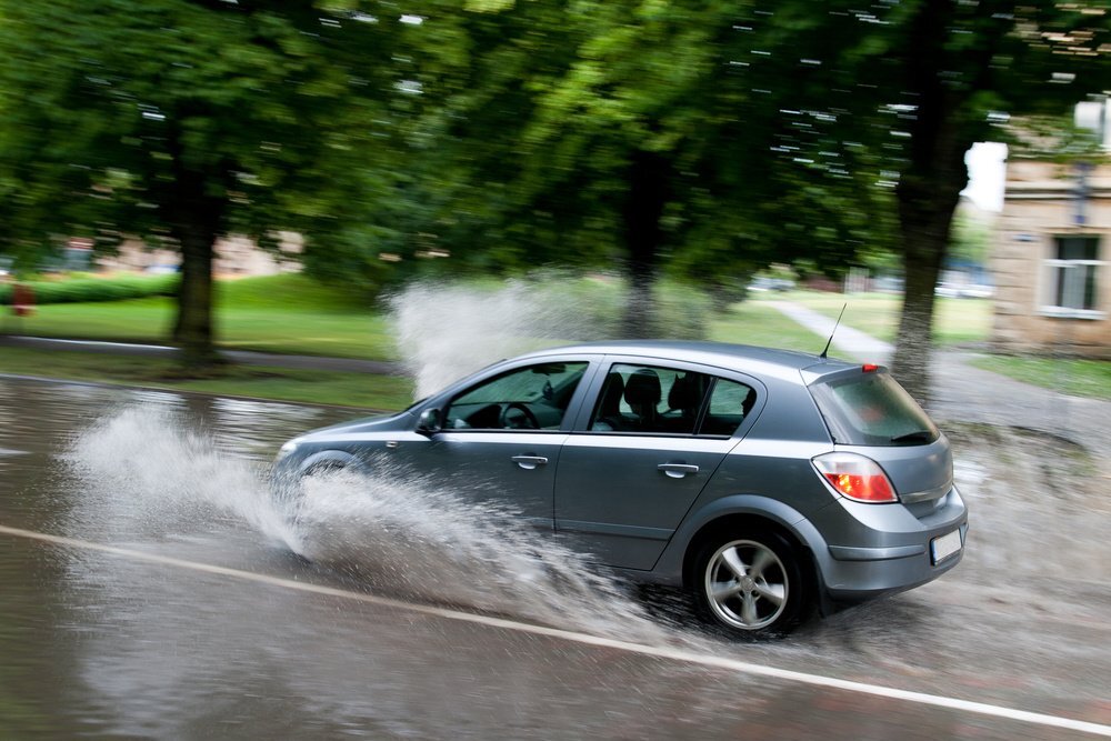 Обрызгал пешехода при проезде лужи: что может грозить водителю | Авто ...