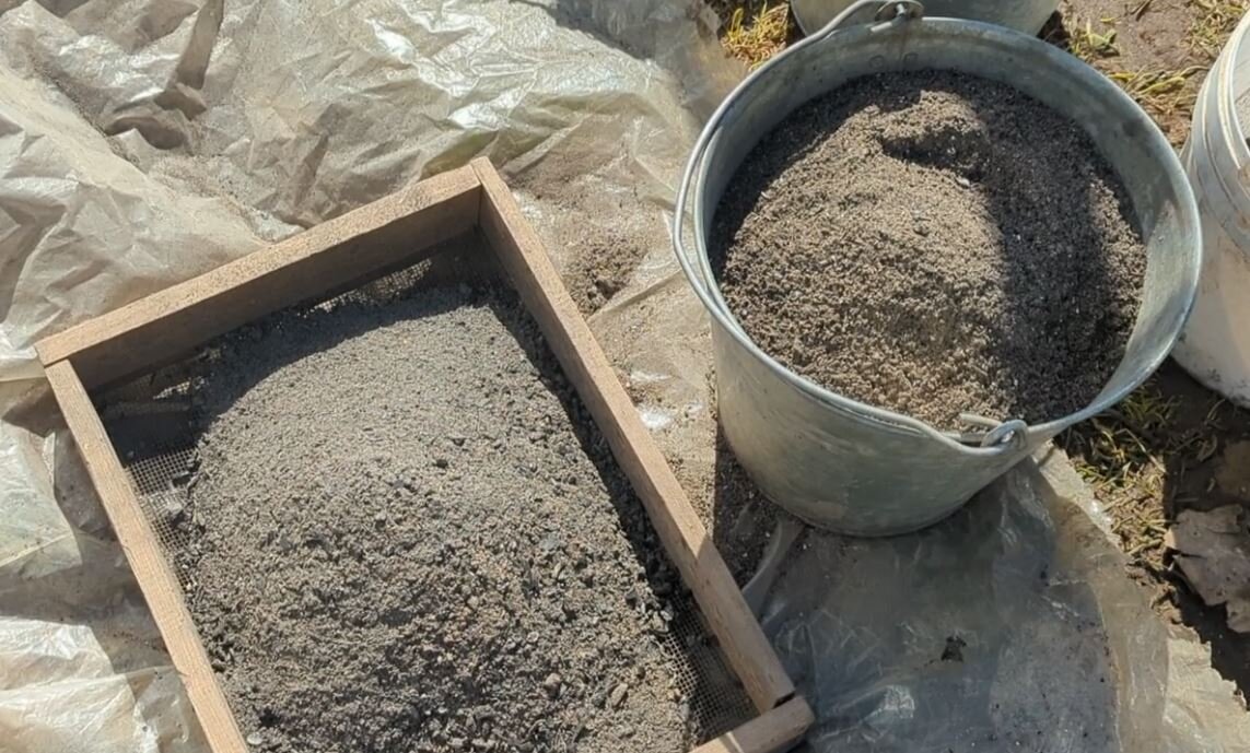 Какой навоз лучше. Перепревший конский навоз. Навоз лучший какой. Какой навоз лучше. Назовите виды органических удобрений.