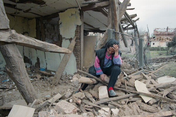 Жительница города Чуприя Ружица Маринкович на развалинах своего дома, разрушенного в результате ночных бомбардировок самолетами НАТО, 11 апреля 1999 года / Сергей Величкин/ТАСС   📷