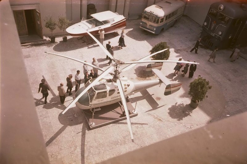 ВДНХ СССР. Экспозиция во внутреннем дворике павильона «Транспорт СССР». Автор фото: Иван Шагин. 1960 г. Источник https://russiainphoto.ru/search/photo/years-1960-1999/?author_ids=37&paginate_page=54&source_ids=1&page=54&index=1 (листать вправо). 