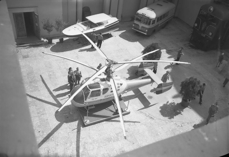 ВДНХ СССР. Экспозиция во внутреннем дворике павильона «Транспорт СССР». Автор фото: Иван Шагин. 1960 г. Источник https://russiainphoto.ru/search/photo/years-1960-1999/?author_ids=37&paginate_page=54&source_ids=1&page=54&index=2.