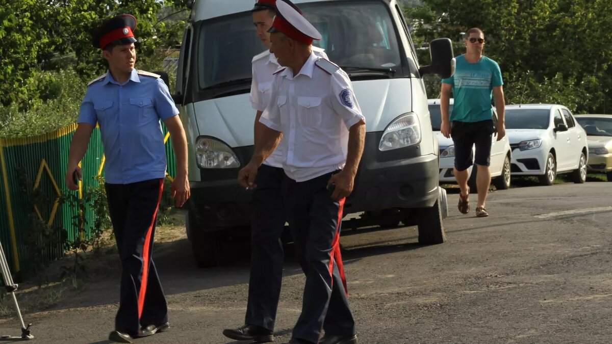     Возле образовательных учреждений Ростовской области будут организованы патрули казаков и дружинников, об этом объявил губернатор региона Василий Голубев.