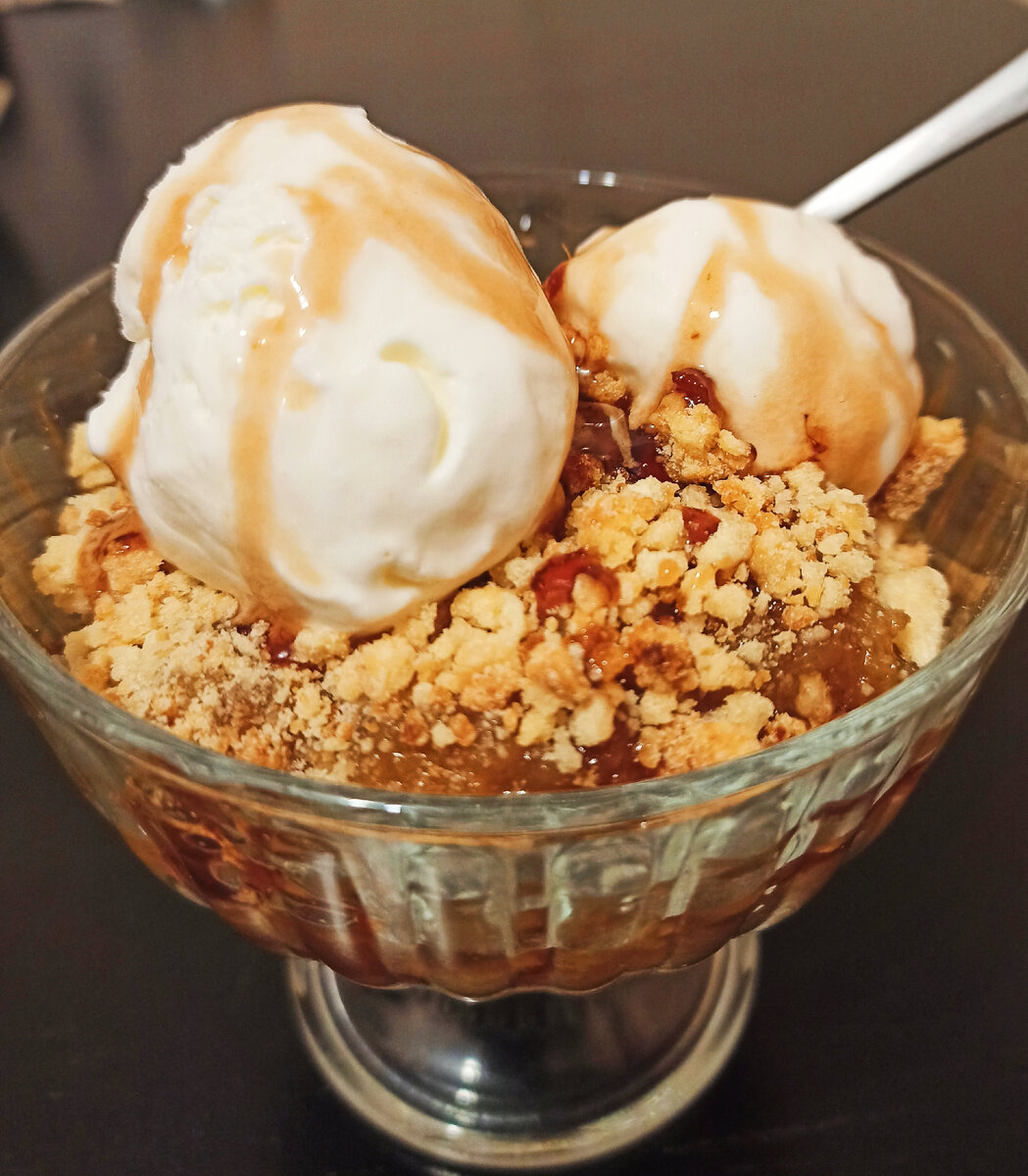 Сверху - шарик мороженого и немного малинового варенья 😋