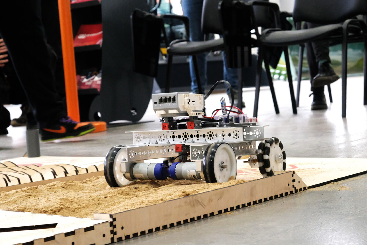 Робот участников Экстрим-трека.