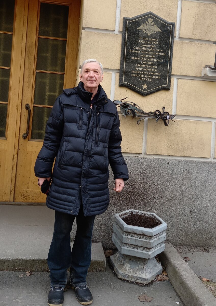 У стен родного училища.