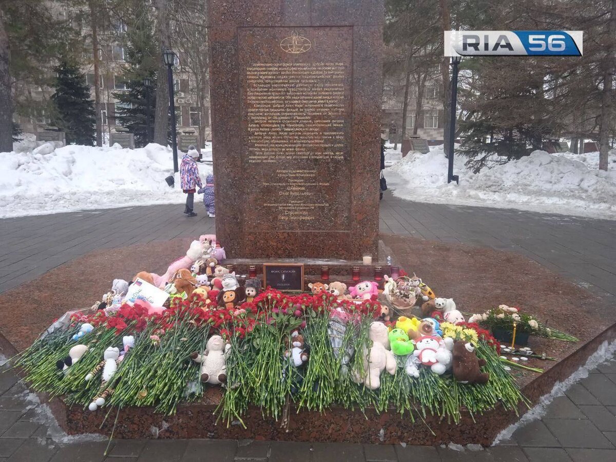  📷    Оренбуржцы второй день продолжают нести цветы и детские игрушки к стеле «Ангел Мира» Андрей Севостьянов