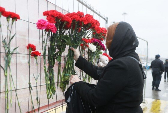    Стихийный мемориал памяти жертв теракта в «Крокус Сити Холле»