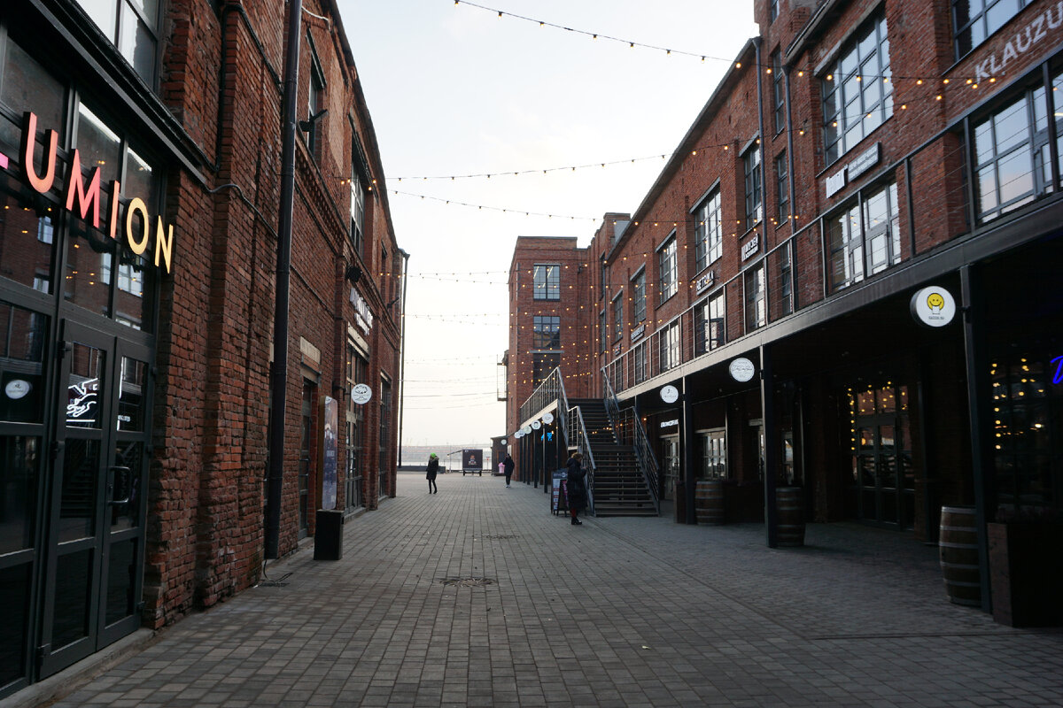 Центральный вход на территорию Брусницын и вид на набережную