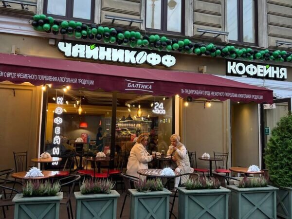 Выносные столики у кофейни «Чайникофф» на Невском проспекте