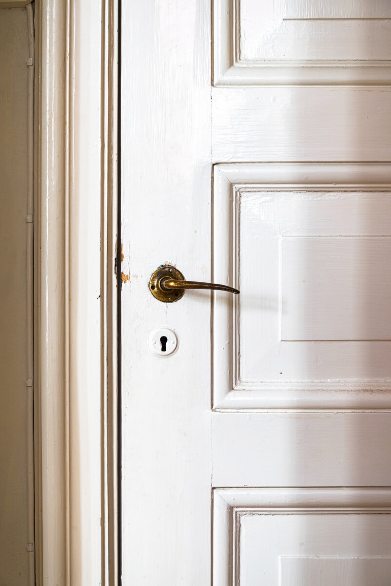 <a href="https://ru.freepik.com/free-photo/vintage-door-with-antique-door-handle_9932736.htm#fromView=search&page=1&position=20&uuid=4ed60d61-62dc-43de-b00a-c805ea7caa7c">Изображение от wirestock на Freepik</a>