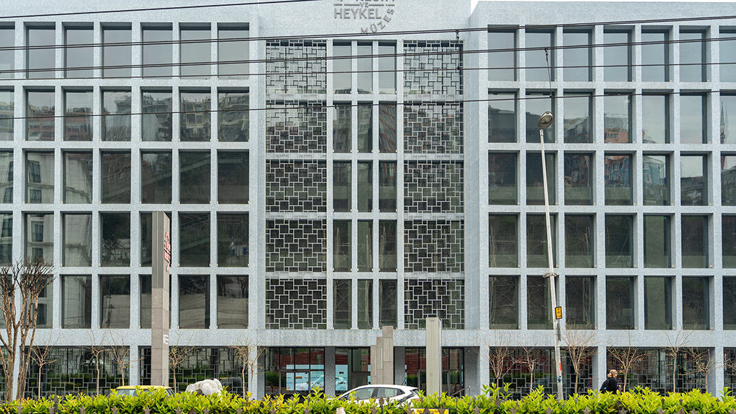 Вид со стороны трамвайных путей