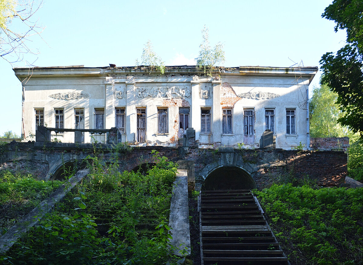 Арки грота под балюстрадой 