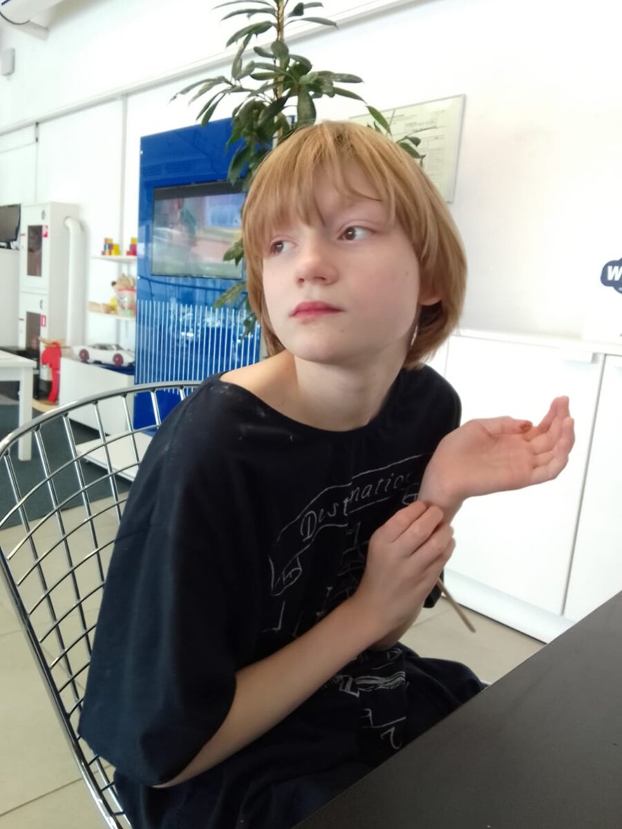 Света в футболке, которую отобрала у меня)) Носила эту майку полгода не снимая!