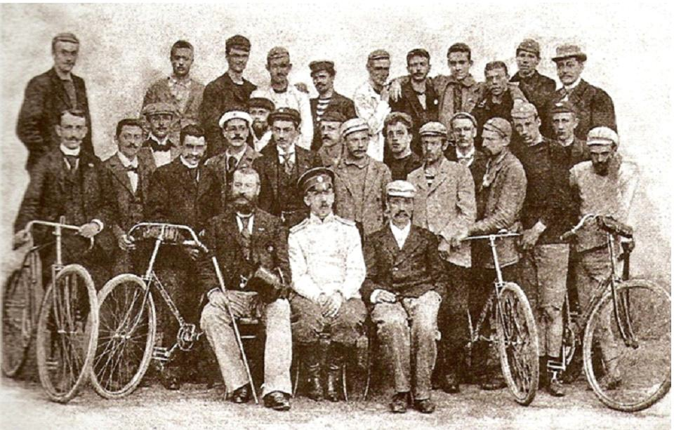  "Группа участников велогонки Москва-Петербург 1896 г.В центре первого ряда – главный судья гонки князь Д.А. Ширинский-Шихматов, справа от него победитель гонки М.Ф. Дзевочко. Фото Буллы, опубликованные в журнале «Новъ». 