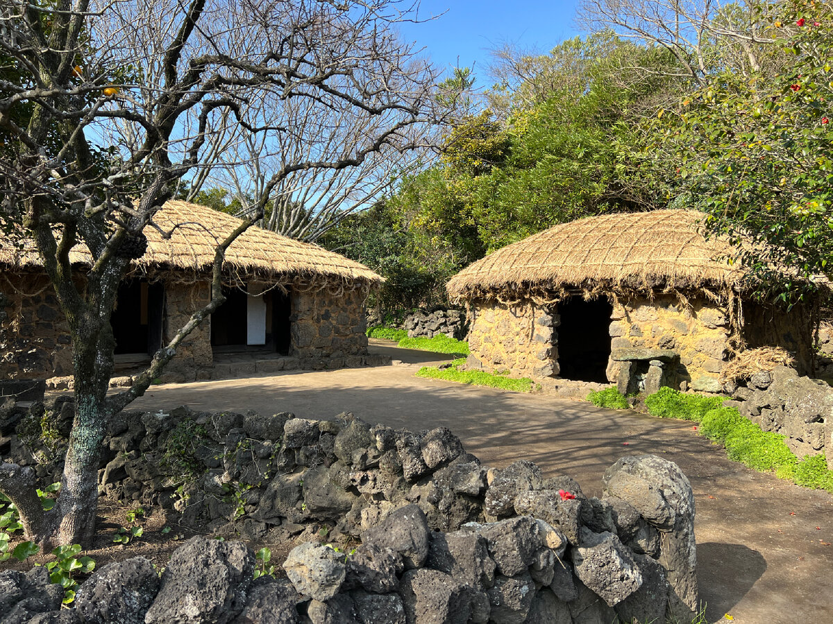 Традиционная корейская деревня на острове Чеджу. Фото автора