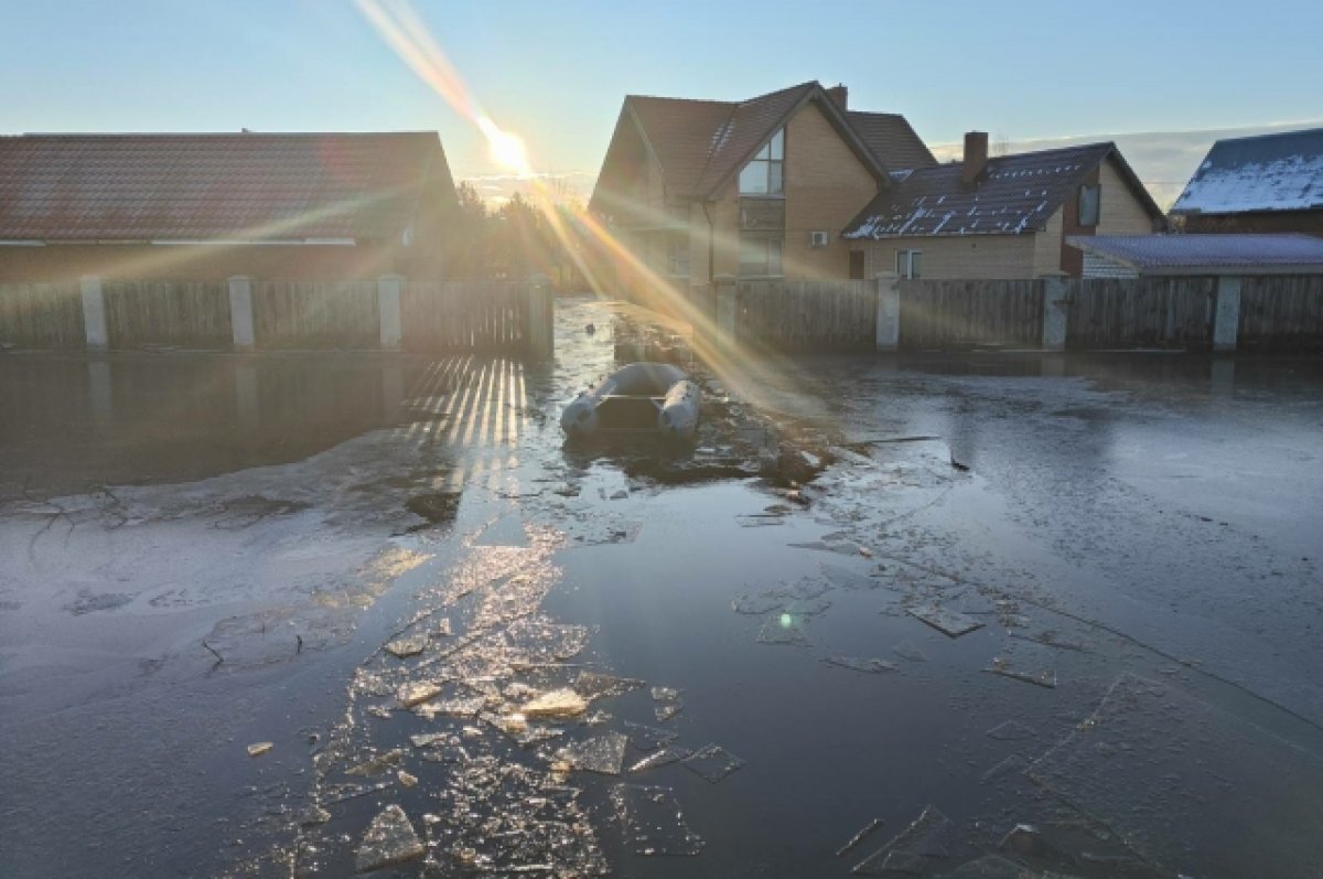    Топит каждый год.