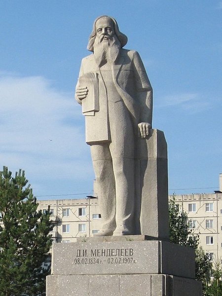 Тюменская область, Тобольский район. Памятник Д.И. Менделееву установлен на пересечении проспекта Д.И. Менделеева и Комсомольского проспекта в 1984 г. Скульптор В. Никифоров.