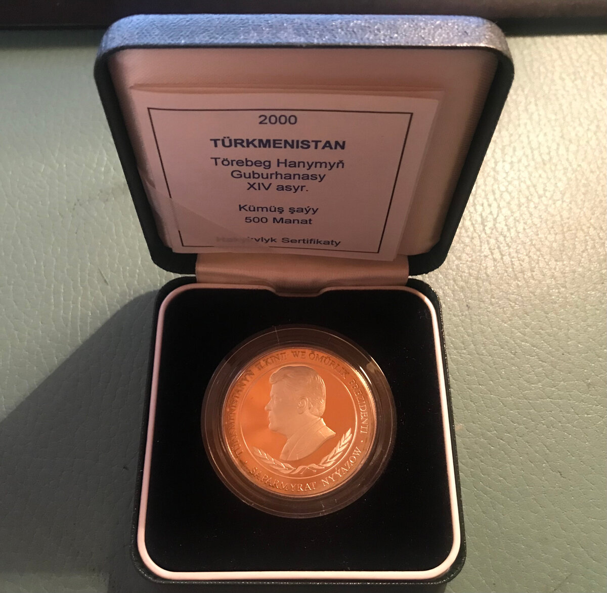 Серебряная монета 500 манат с изображением Сапармурата Ниязова