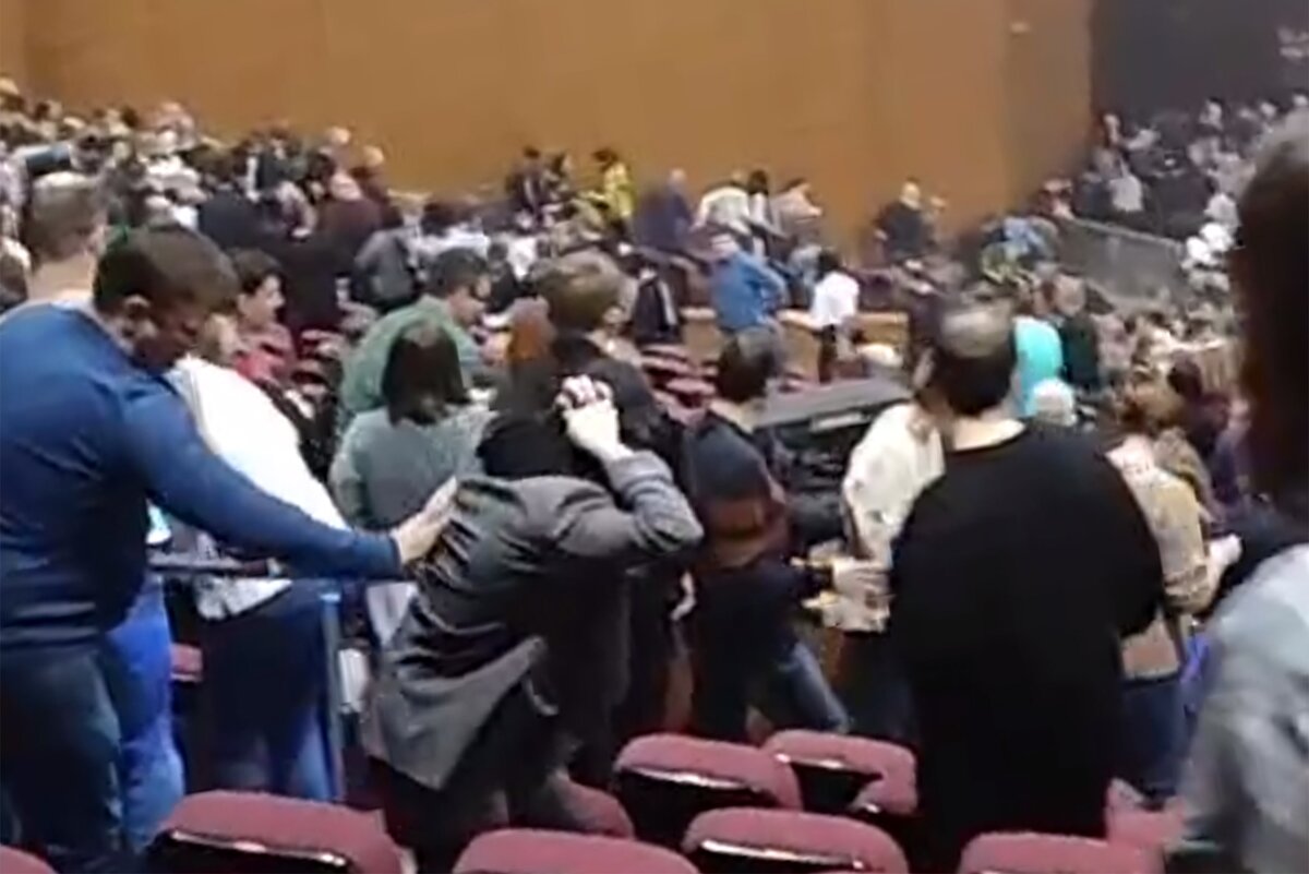 «Вы зарабатываете миллиарды рублей, а безопасность людей не обеспечиваете. Раскатайте свои кубышки и оказывайте реальную помощь людям», призвал Виталий Бородин.-3