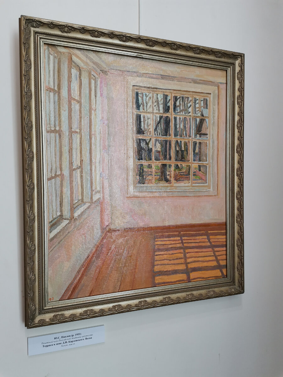 девушка солнце. утро выносить. просыпаться рано. не будить не кантовать при пожаре выносить первым. будильник у кровати.