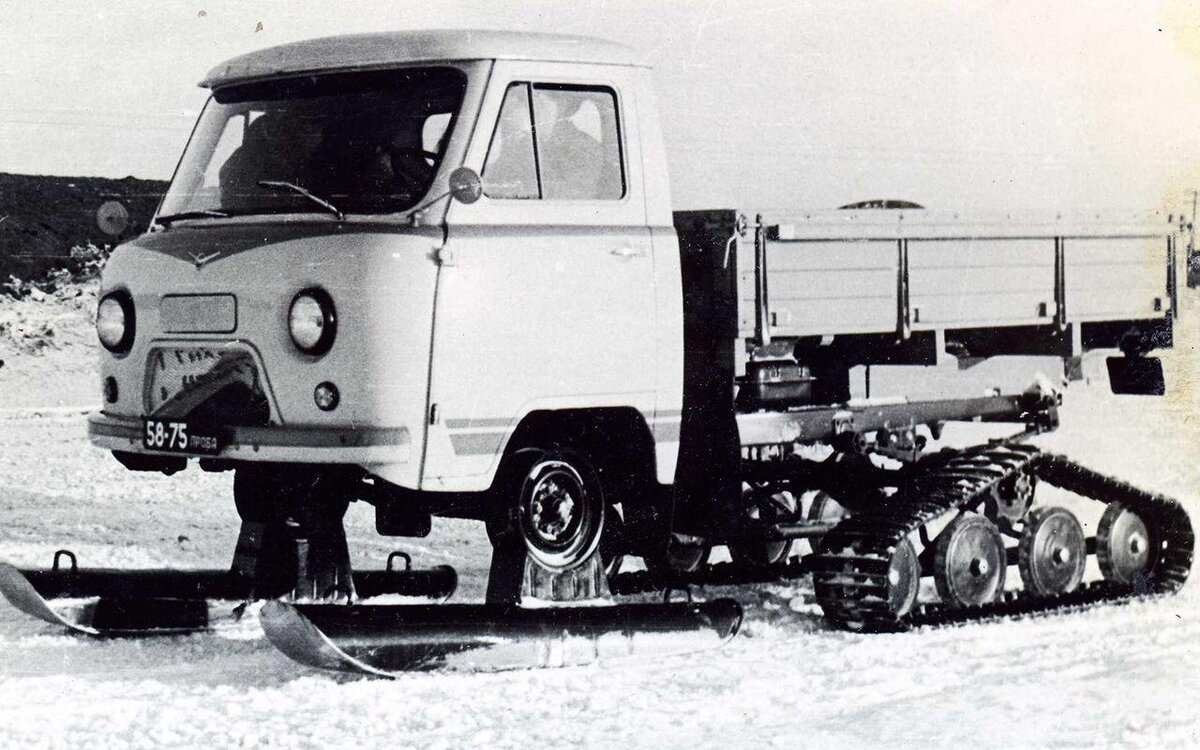 Одной из ранних экспериментальных моделей Ульяновского автозавода стал УАЗ-451С - полугусеничный снегоход, разработанный на базе знаменитого современного "прадедушки" "Буханки", заднеприводного...