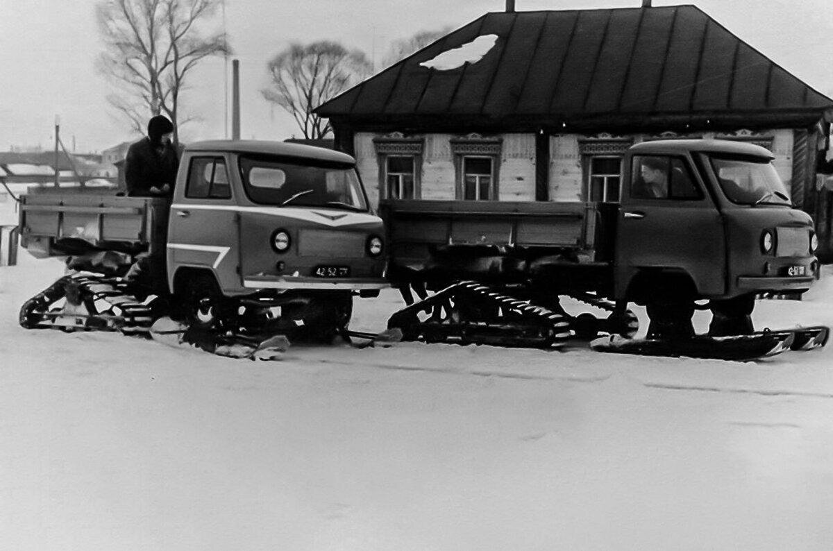 Одной из ранних экспериментальных моделей Ульяновского автозавода стал УАЗ-451С - полугусеничный снегоход, разработанный на базе знаменитого современного "прадедушки" "Буханки", заднеприводного...-2