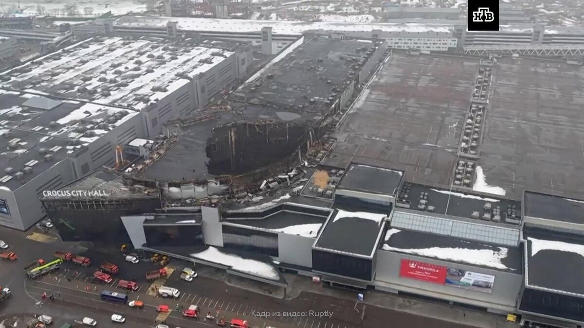    На месте обрушившейся кровли «Крокуса» образовалась огромная воронка