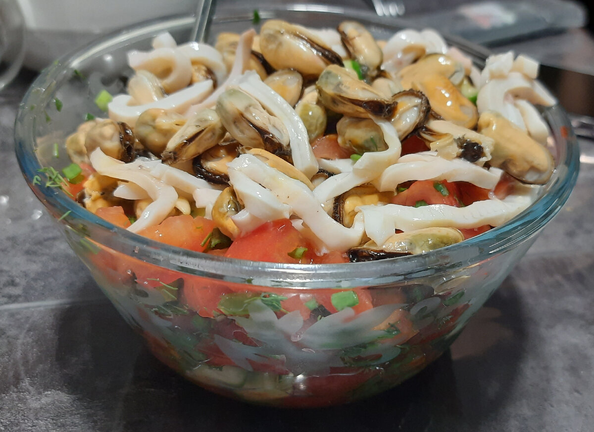 Салат поливается маслом из морского коктеля