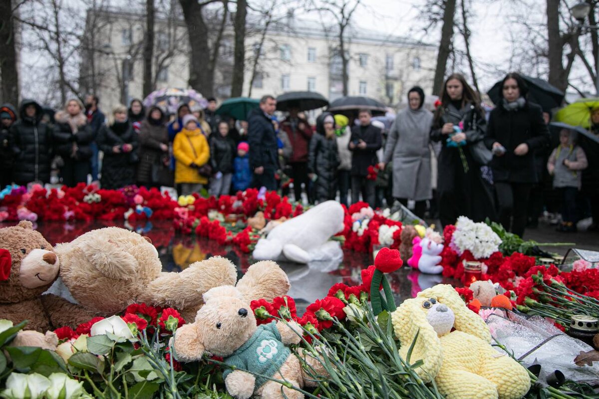 Сотни жителей Липецка возложили цветы на траурном митинге в Верхнем парке |  Вести Липецк | Дзен