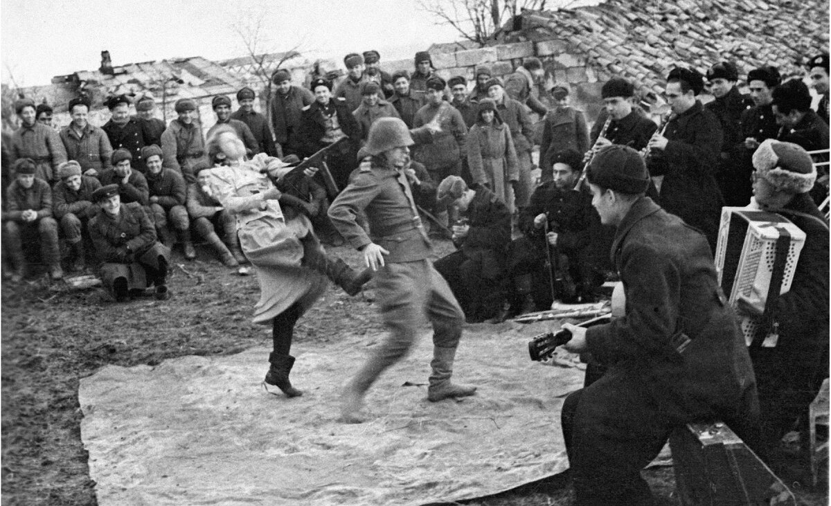 Правильный настрой в войсках - половина успеха. Фото https://triptonkosti.ru/2-kartinki/artisty-na-fronte-kartinki.html