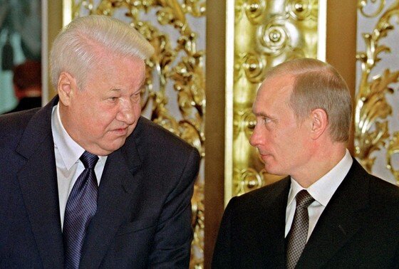    Президент РФ Владимир Путин, первый президент Борис Ельцин