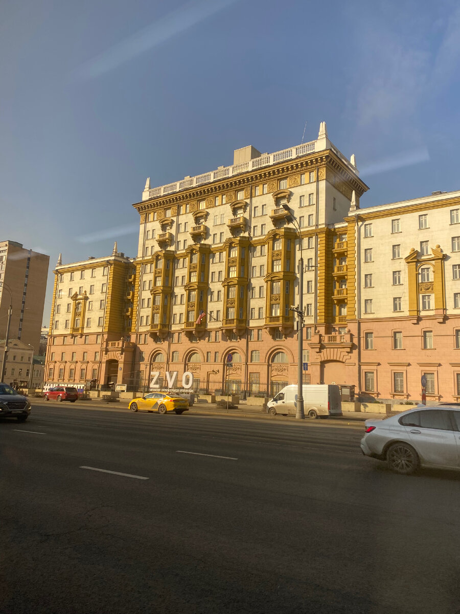 Американское посольство в Москве. Перед ним наши поставили знак ZVO. 😀👌