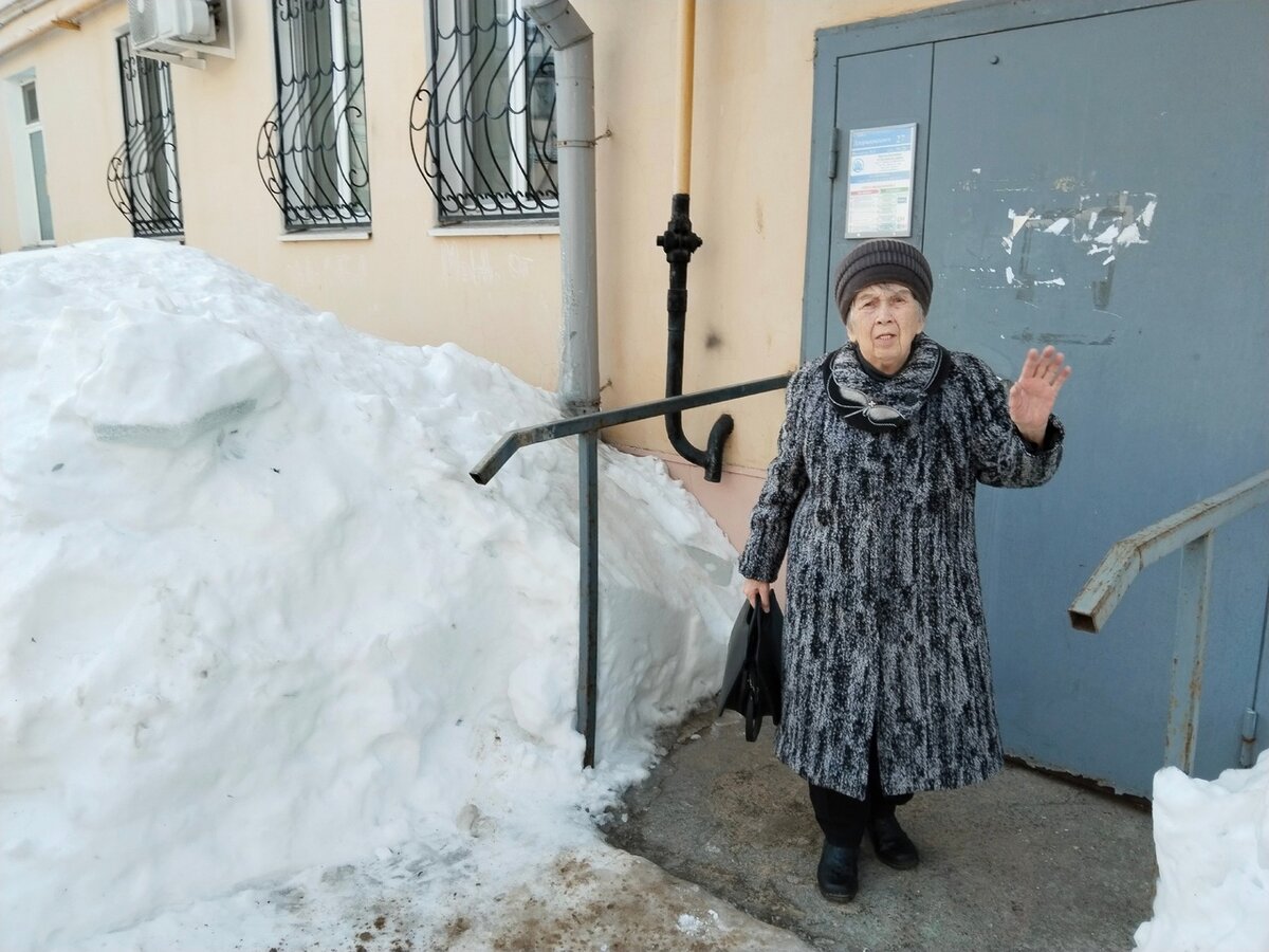 В Казани бабушка спасает дом из «снежного плена», пока чиновники  бездействуют | Вечерняя Казань | Дзен