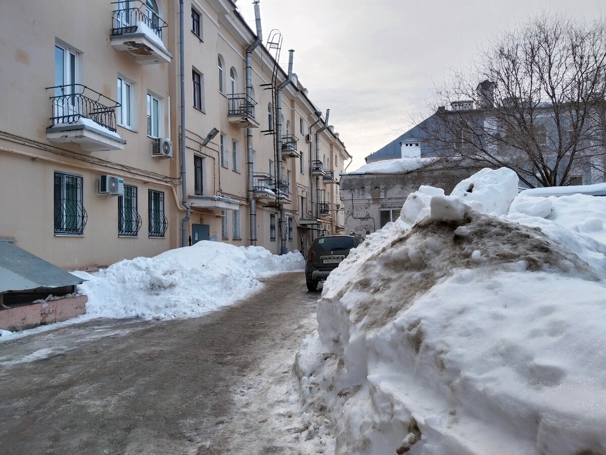 В Казани бабушка спасает дом из «снежного плена», пока чиновники  бездействуют | Вечерняя Казань | Дзен