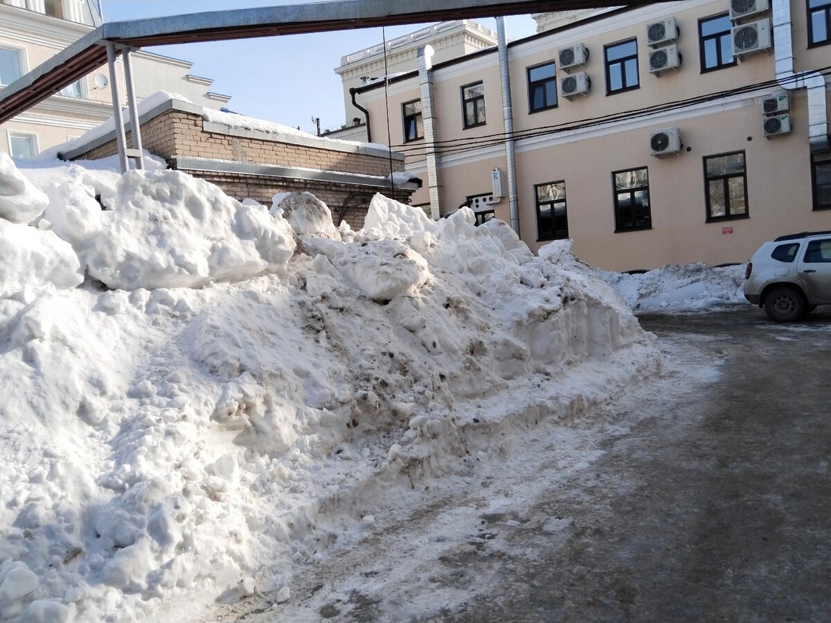 В Казани бабушка спасает дом из «снежного плена», пока чиновники  бездействуют | Вечерняя Казань | Дзен