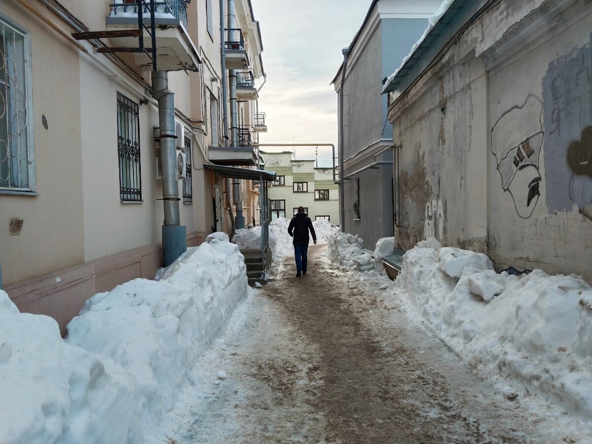 В Казани бабушка спасает дом из «снежного плена», пока чиновники  бездействуют | Вечерняя Казань | Дзен