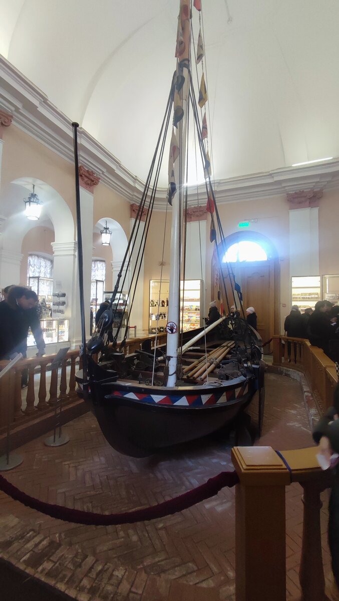 Копия ботика Петра I. Оригинал находится в Центральный военно-морской музей (ЦВММ).