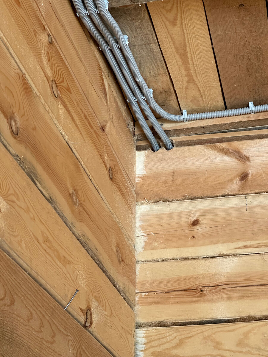 По кабель-каналам видно, что пропиливание углов дало положительные результат. Стена сразу «упала»