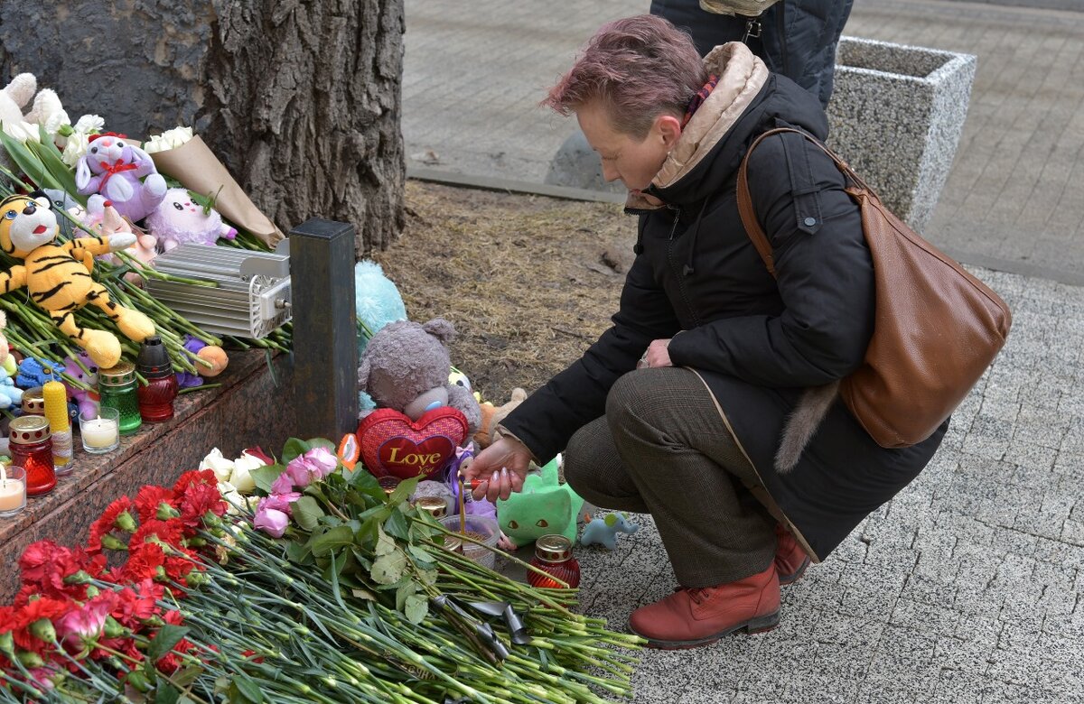 Скорбит вся Россия: фоторепортаж со стихийного мемориала в память о жертвах  теракта 22 марта | TV Губерния | Дзен