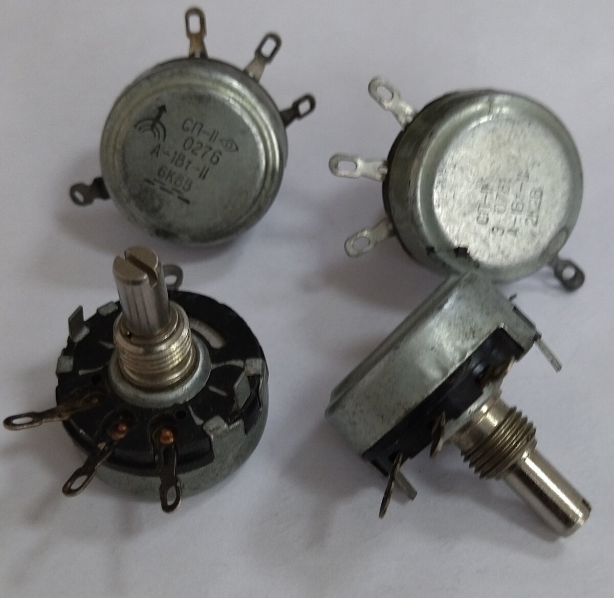 Потенциометры из запасов автора, такие же, что использовал при изготовлении самодельного эквалайзера в далёком 90-ом. 