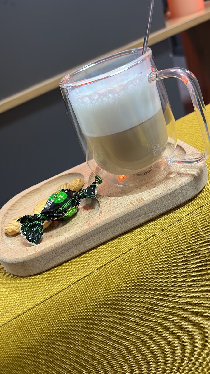 В гостинице, пью кофе.