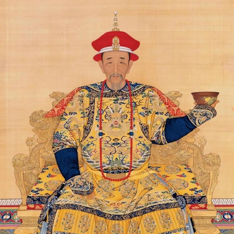 Император Цяньлун (1711 — 1799гг.) — шестой император Империи Цин.  Даже на картине с пиалой чая, предположительно с Сиху Лунцзин, именно он дал этому чаю статус Поддатного. 