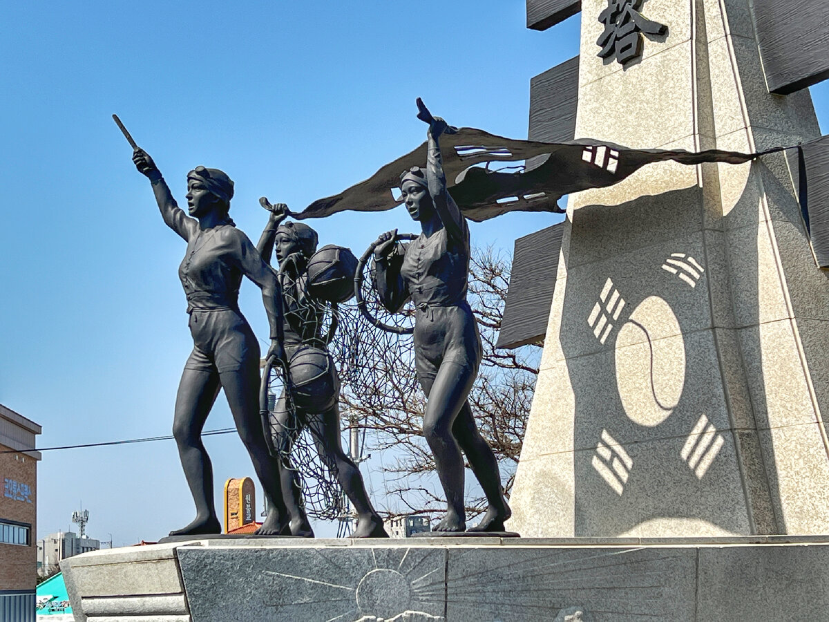 Памятник женщинам-хэнё, возглавившим движение против японского милитаризма. Фото автора 