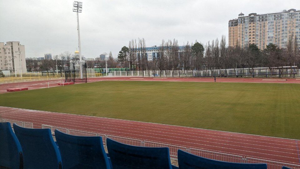    Центральное поле готовят к весенне-летнему сезону. Оксана КАДОЧНИКОВА