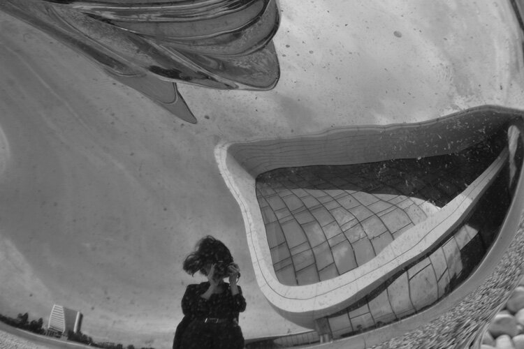 2019 год. «Увидела отражение в стекле во время прогулки по городу и не могла пройти мимо».