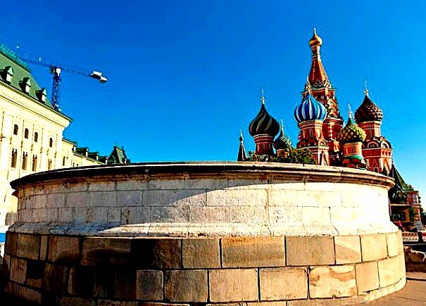 В Москве есть очень хорошее историческое место. Оно называется Лобное и расположено прямо на Красной площади. Его активно использовали и Иван Грозный, и Петр Первый. И это шло в конечном итоге на пользу Российскому государству. 