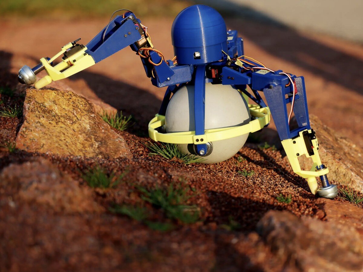    Трёхногий робот SKOOTR использует шар для движения [ВИДЕО]