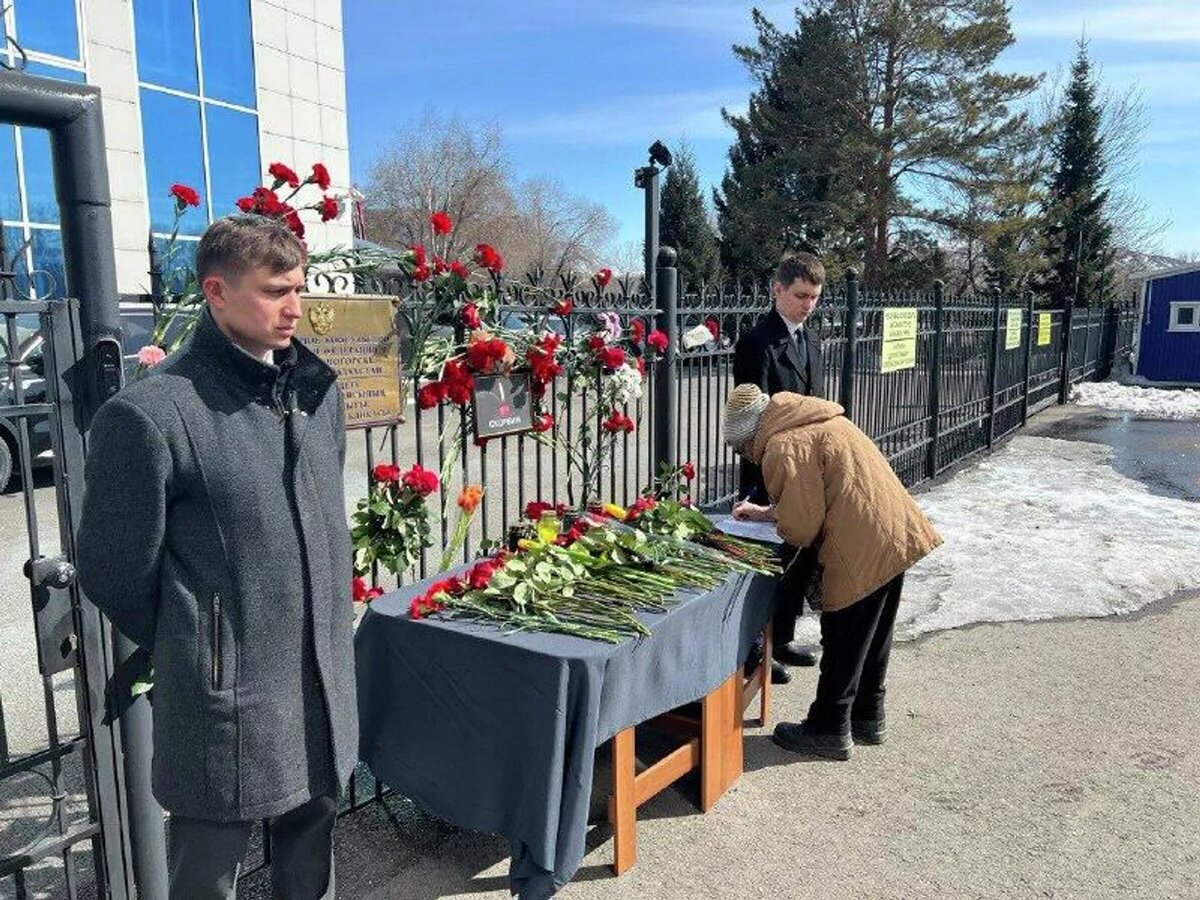 Стихийный мемориал у здания генконсульства России в Усть-Каменогорске © Photo : Пресс-служба посольства России в Казахстане