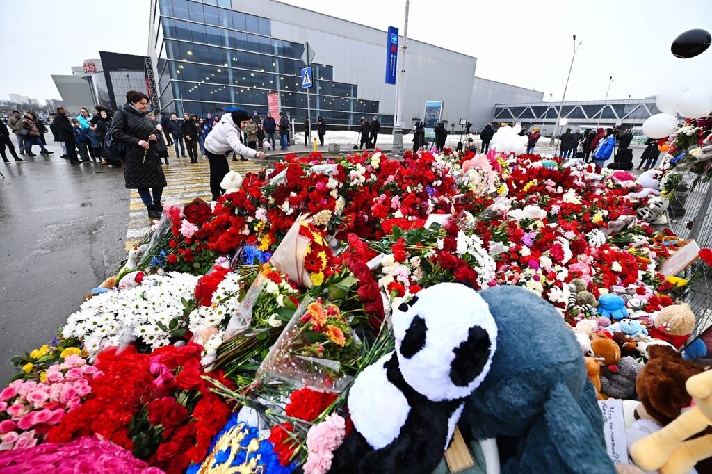    Теракт со 137 погибшими: Оренбургский фотограф показал кадры стихийного мемориала у «Крокус Сити Холла»